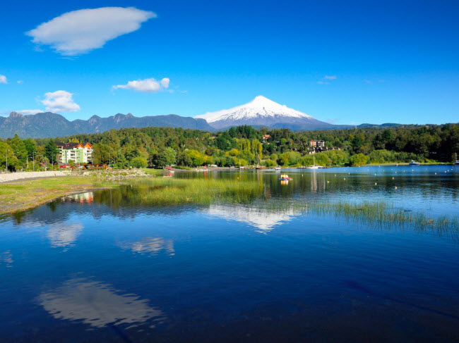 Pucón, Chile: Nằm cạnh hồ Villarrica ở Chile, thị trấn Pucón là một địa điểm du lịch hấp dẫn với các bãi biển cát đen và các hoạt động đa dạng từ trượt tuyết cho tới thư giãn dưới hồ nước nóng.