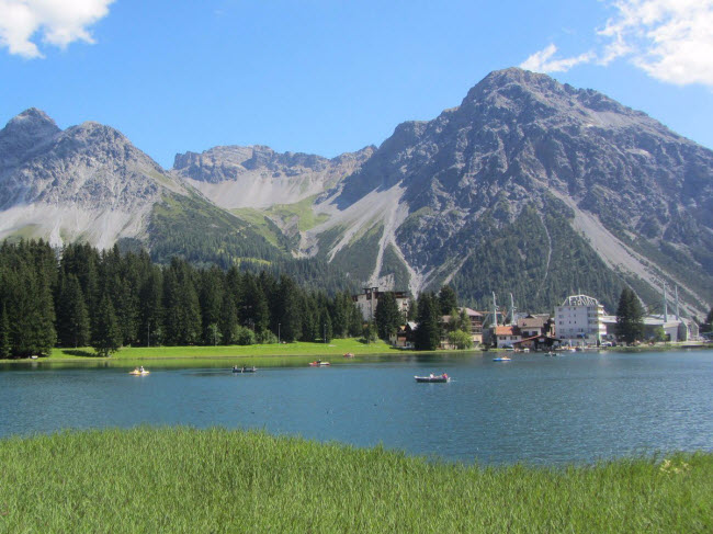 Arosa, Thụy Sĩ: Thị trấn này nằm cạnh 3 đỉnh núi hùng vĩ Weisshorn, Hörnli và Schiesshorn. Vào mùa đông, địa hình ở là địa điểm lý tưởng dành cho những người thích trượt tuyết. Vào mùa hè, du khách có thể tham gia hoạt động đi bộ leo núi, đạp xe ngắm cảnh.