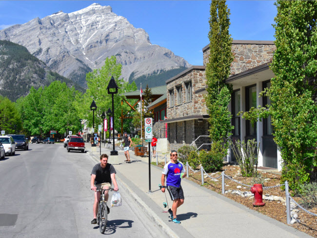 Banff, Canada: Đây là điểm đến lý tưởng dành cho hoạt động trượt tuyết vào mùa đông. Du khách cũng có thể mua sắm tại các cửa hàng thời trang và thưởng thức đồ ăn tại hơn 200 nhà hàng khác nhau ở thị trấn.