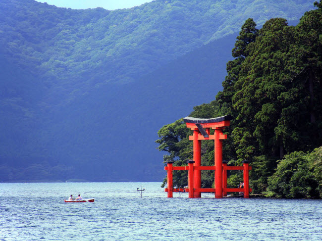 Hakone, Nhật Bản: Từ thị trấn này, du khách có thể chiêm ngưỡng vẻ hùng vĩ của núi Phú Sĩ, những dòng suối nước nóng, bảo tàng nghệ thuật và các công trình kiến trúc cổ.