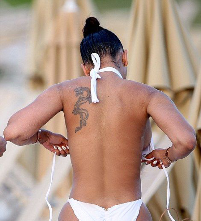 Mel B – cựu thành viên nhóm Spice Girls cũng phải chỉnh lại dây buộc bikini.