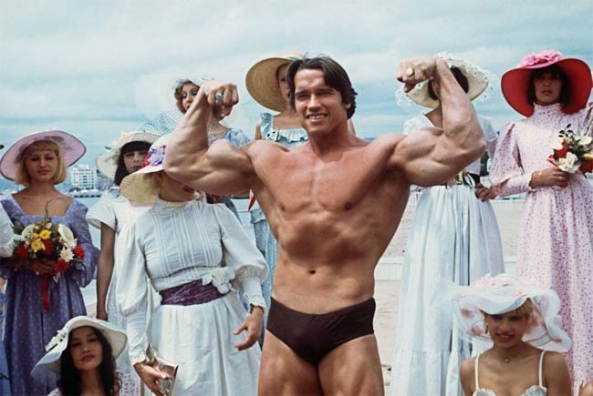 Arnold Schwarzenegger mặc quần bơi khoe cơ bắp cuồn cuộn vào năm&nbsp;1977.