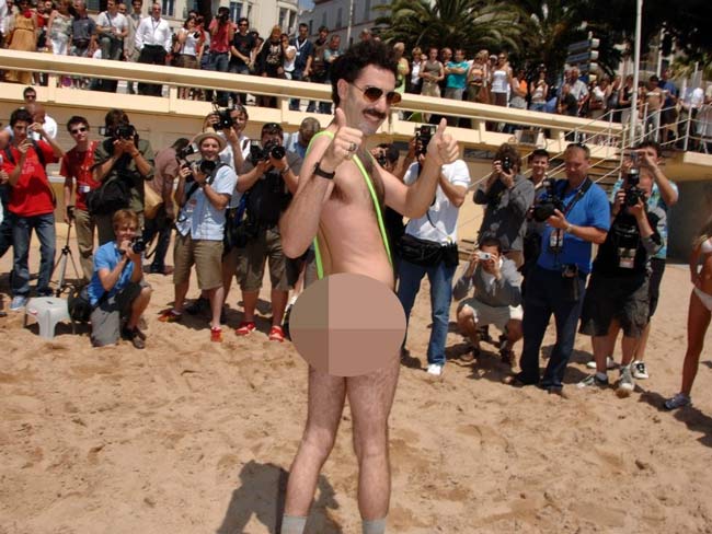 Sacha Baron Cohen lăng xê mốt bikini dây dành cho nam vào năm&nbsp;2006.