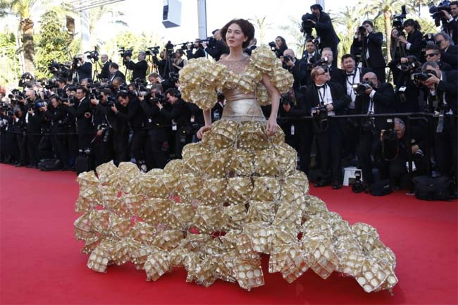 Chiếc váy bánh quy này từng khiến quan khách tròn mắt tại Cannes 2014.&nbsp;