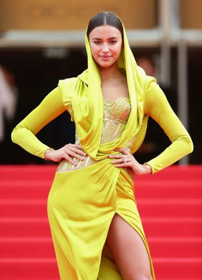 Người đẹp Irina Shayk bị sếp vào hàng sao mặc xấu nhất Cannes 2015 với bộ váy Haute Couture Versace.&nbsp;