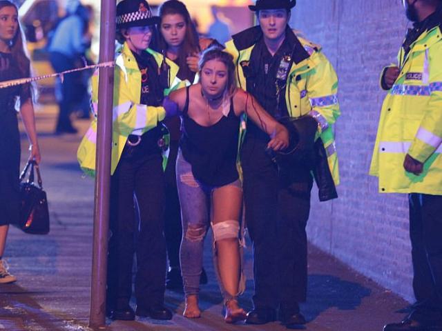 Cảnh tang thương sau khủng bố đẫm máu ở sân vận động Anh