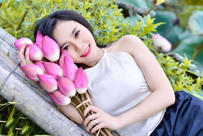 Điểm cuốn hút trong từng shoot hình của cô gái Hà thành là nét đẹp thuần Việt và nụ cười rạng rỡ.&nbsp;