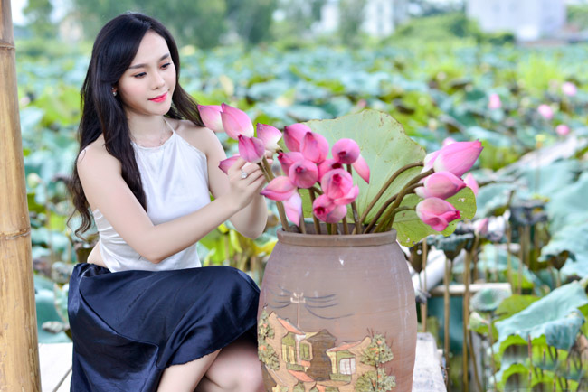 Huyền Trang cho hay, chưa bao giờ cô có buổi chụp hình nào thư thái và nhẹ nhàng như chụp hình cùng sen.&nbsp;