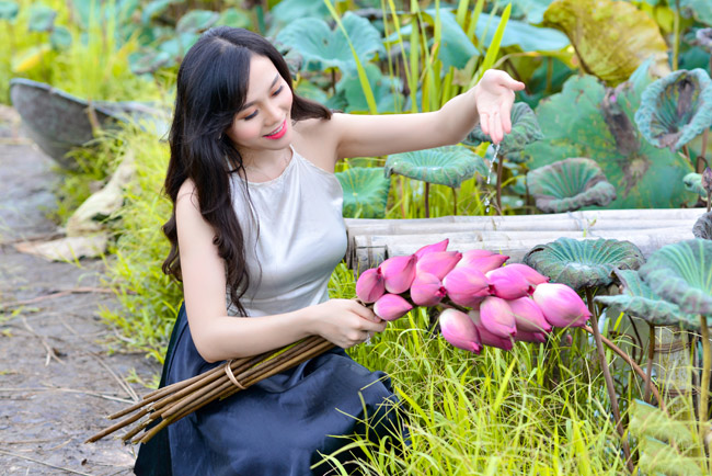 &#34;Ngắm đầm sen rộng mênh mông, có một vài đóa sen nở muộn cũng rất thú vị. Hơn nữa, thời điểm này đầm sen lại rất vắng, một mình một vùng trời không cần chen lấn với ai&#34;, Huyền Trang nói.&nbsp;