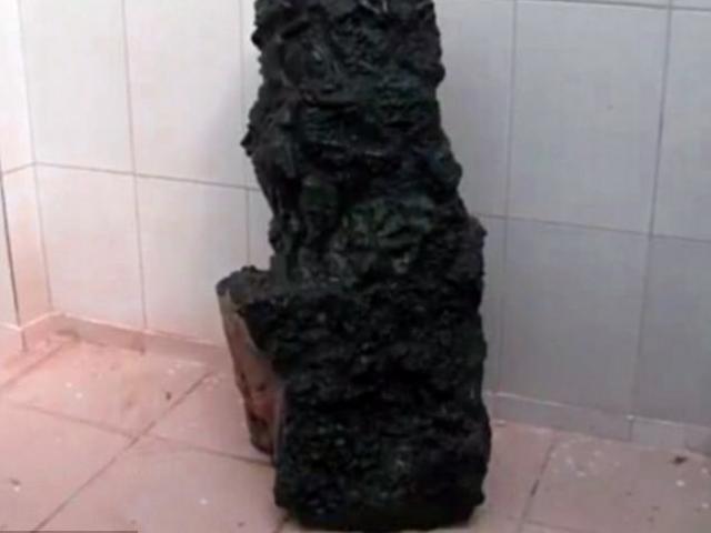 Brazil: Choáng váng viên đá đen xấu xí trị giá 6.900 tỉ