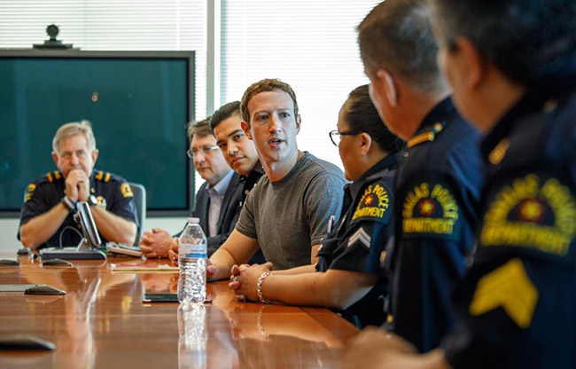 Thậm chí&nbsp;Zuckerberg còn có cuộc gặp với cảnh sát địa phương khi ở&nbsp;Dallas.