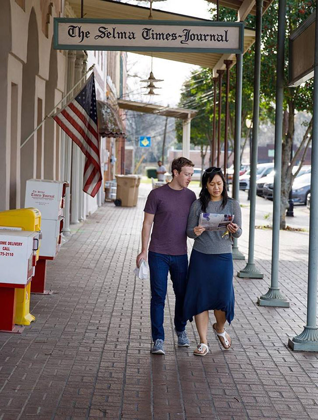 Zuckerberg và vợ là bà&nbsp;Priscilla Chan tới thăm tòa soạn báo&nbsp;Selma Times-Journal ở&nbsp;Selma, Alabam.