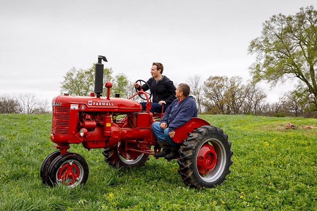 Chỉ mới vài tuần trước, Zuckerberg dành cả buổi chiều ở một nông tại&nbsp;Blanchardville, Wisconsin.