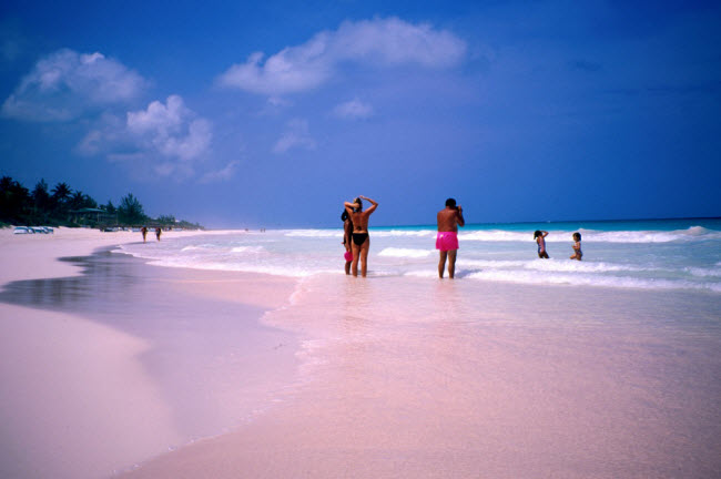 Pink Sands, Bahamas: Đảo Harbour là một trong những địa điểm thú vị nhất ở Bahamas với bãi biển cát hồng tuyệt đẹp.