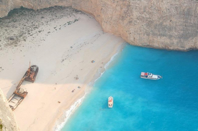 Navagio, Hi Lạp: Bãi biển trên đảo là một trong những địa điểm đẹp nhất thế giới.