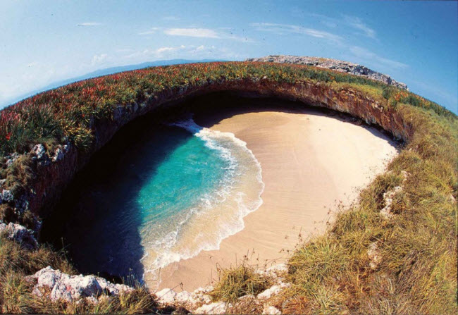 Playa del Amor, Mexico: Mọi người không thể phát hiện bãi biển này nếu không nghe thấy tiếng sóng.