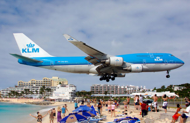 Maho Beach, Saint Martin: Đây là một trong những bãi biển khác&nbsp;thường nhất thế giới, vì nó nằm ngay cạnh sân bay trên đảo Saint Martin.