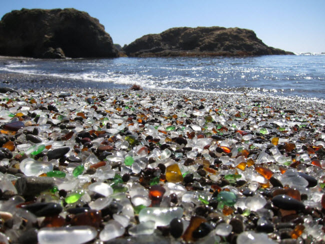 Glass Beach, Mỹ: Bãi biển được tô điểm bởi hàng triệu mảnh thủy tinh nhiều màu sắc. Nơi đây từng là bãi rác của thành phố Fort Bragg từ đầu thế kỷ 20 trước khi bị đóng cửa vào năm 1967.