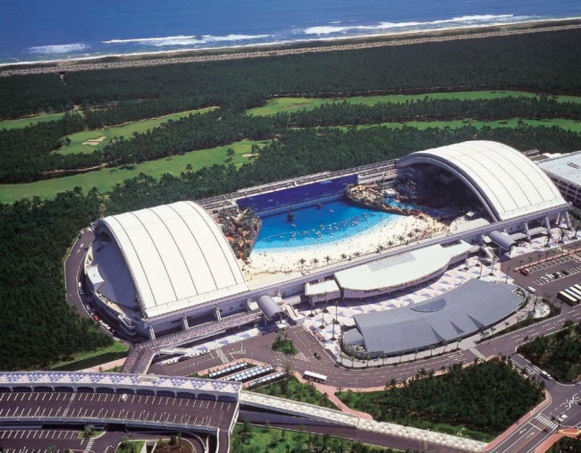 Seagaia Ocean Dome, Nhật Bản: Nếu bạn đã chán với những bãi biển truyền thống, hãy trải nghiệm tại bãi biển nhân tạo Seagaia Ocean Dome ở Nhật Bản.