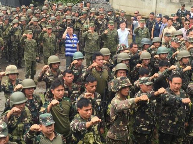 Cảnh sát Philippines bị IS chặt đầu... vẫn còn sống
