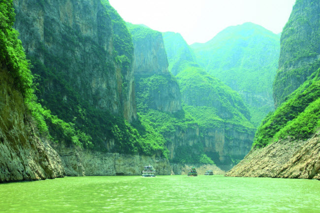 Trung Quốc: Đây là một quốc gia có sự tương phản rất lớn với những ngôi làng đẹp như tranh vẽ và thành phố lớn đông đúc.