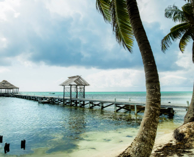 Ambergris Caye, Belize: Hòn đảo&nbsp;Ambergris Caye có lịch sử lâu đời với các thợ săn cá voi và cướp biển. Ngày nay nó thu hút những người thích lặn từ khắp nơi trên thế giới vì nơi đây gần rạn san hô Belize Barrier, rạn san hô dài thứ hai thế giới.