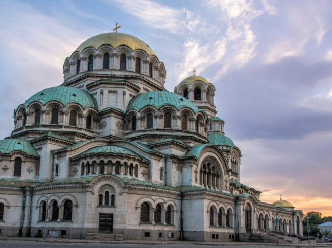 Sofia, Bulgaria: Đây là một trong những thủ đô có chi phí rẻ nhất tại châu Âu. Thành phố này gây ấn tượng với nhiều công trình kiến trúc lịch sử vẫn được bảo tồn nguyên vẹn. Theo các chuyên gia, Sofia sẽ sớm trở thành một địa điểm thu hút đông du khách.