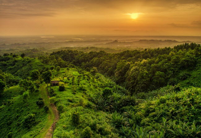 Bangladesh: Đất nước này gây ấn tượng với phong cảnh đẹp, văn hóa đa dạng và giàu lịch sử. Ngành du lịch ở đây chưa thực sự phát triển, cho dù nó có tiềm năng rất lớn với nhiều địa điểm du lịch hấp dẫn như: các biệt thự Maharaj, rừng đước ven biển lớn nhất thế giới và bãi biển dài nhất thế giới.