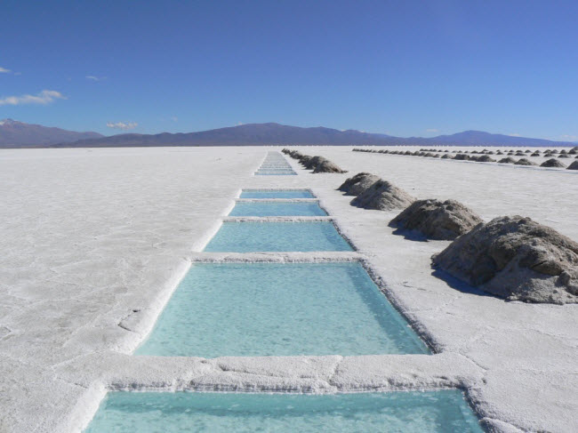 Salinas Grandes, Argentina: Sa mạc muối này thực chất là một đầm lầy muối lớn với chiều dài 250 km và rộng 100 km. Khi trời mưa, sa mạc muốn biển thành tấm gương khổng lồ. Mặc dù nhiều tuyến đường sắt và đường bộ chạy qua Salinas Grandes, nhưng nơi đây vẫn được cho là khó tiếp cận nên không thu hút được nhiều du khách.