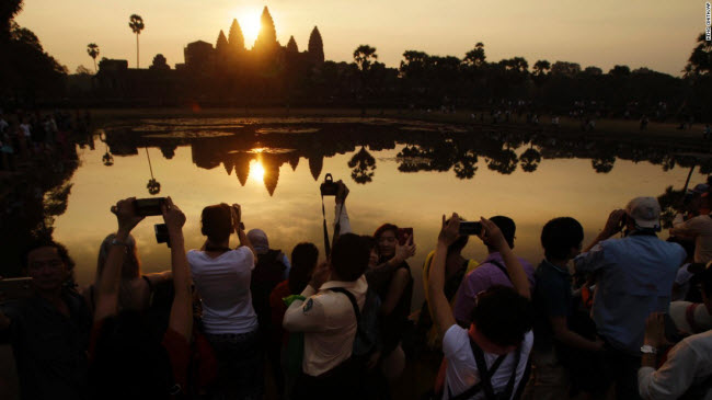 Du khách chiêm ngưỡng và chụp ảnh khu đền cổ &nbsp;Angkor Wat được xây dựng thờ thế kỷ thứ 12 ở Siem Reap, Campuchia.