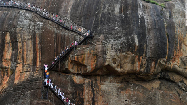 Du khách tham quan pháo đài bằng đá Sigiriya ở ngoại ô thành phố Colombo, Sri Lanka.