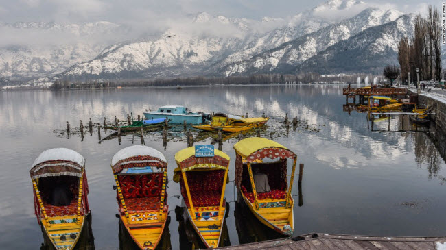 Những chiếc thuyền gỗ truyền thống trên hồ Dal, địa điểm du lịch nổi tiếng ở Srinagar, Ấn Độ.