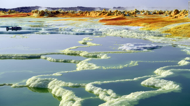 Hồ lưu huỳnh tại vùng lòng chảo Danakil ở Dallol, Ethiopia.