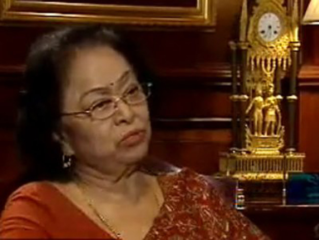 5. Người phụ nữ thông minh nhất thế giới, Shakuntala Devi. Bà được mệnh danh là “máy tính sống” khi có thể tính căn bậc 2, 3 của một số có hơn 100 chữ số chỉ trong 50 giây - nhanh hơn 12 giây so với khả năng tính toán của 1 chiếc máy tính nhanh nhất thập niên 70. Bà được vinh danh trong Sách kỷ lục Guiness khi có thể thực hiện phép nhân giữa 2 chữ số có 13 chữ số bất kì trong 28 giây.