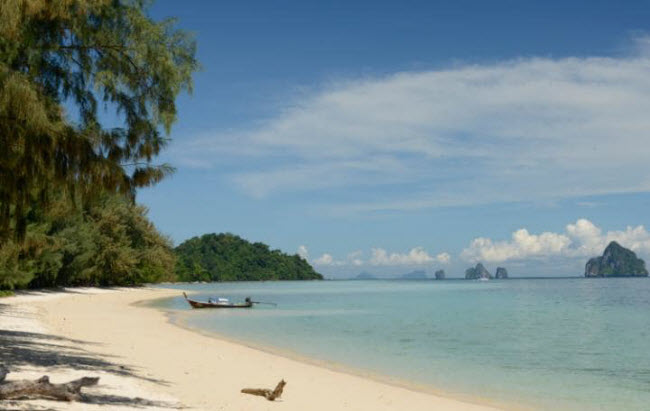 Main Beach, Koh Kradan: Bãi biển có chiều dài 2km với cát trắng mịn và tầm nhìn tuyệt đẹp ra các cấu trúc đá vôi nằm ngoài biển. Du khách cũng có thể lặn ngắm san hô cách bờ 50m hay chèo thuyền khám phá quanh đảo Koh Kradan.