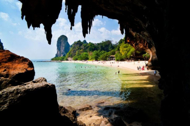 Phra Nang, Krabi: Cách Railay Beach một đoạn đi bộ ngắn qua hang động đầy khỉ, bãi biển &nbsp;Phra Nang là một trong những địa điểm có phong cảnh đẹp nhất Thái Lan. Du khách cũng có thể tới đây bằng thuyền kayak.