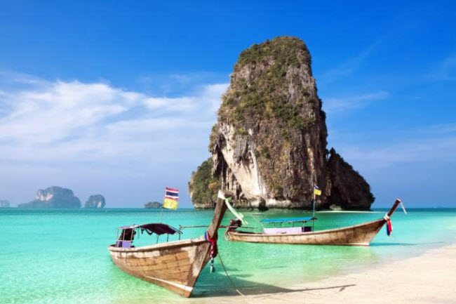 Railay Beach, Krabi: Vách núi đá vôi và những hang động là điểm hấp dẫn du khách nhất khi tới bãi biển Railay Beach. Đây là địa điểm lý tường dành cho người thích leo núi hay tận hưởng nắng vùng nhiệt đới.