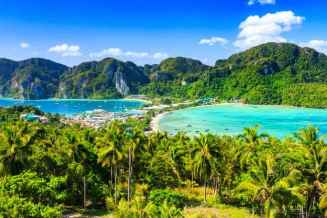 Phi Phi Don, Koh Phi Phi: Sau khi bộ phim The Beach của Leonardo di Caprio được lấy bối cảnh ở đây, bãi biển Phi Phi Don đã trở thành một trong những địa điểm du lịch hấp dẫn nhất Thái Lan, với phong cảnh thiên nhiên đẹp như tranh vẽ.