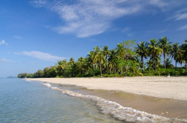 Andaman Beach, Koh Jum: Bãi biển này thu hút du khách với nhiều hoạt động khám phá và lặn ống thở: Tới đây, du khách có cơ hội ở trong những ngôi nhà trên biển hay trên cây.