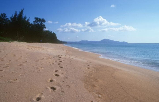 Mai Khao, Phuket: Mặc dù nằm gần sân bay, nhưng bãi biển Mai Khao có không gian tương đối yên tĩnh. Du khách có thể thoải mái đi dạo dọc bãi cát vàng dài hơn 10km.