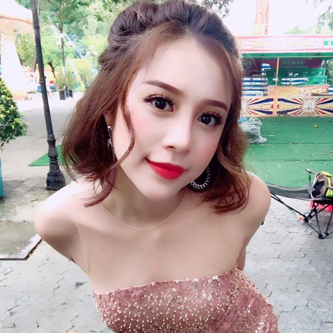 &#34;14 tuổi, mình đã rất hâm mộ những cô gái xinh đẹp, giỏi giang xuất hiện trên bìa tạp chí. Rất nhiều trong số đó nổi lên từ cuộc thi Miss Teen nên mình cũng nuôi nấng ước mơ tham gia cuộc thi từ ngày đó&#34;, Hồng Anh kể.&nbsp;