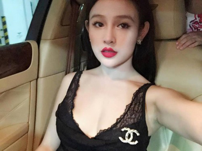 Kể từ sau khi kết hôn và sinh con, hot girl Huyền Baby dường như lột xác hoàn toàn.