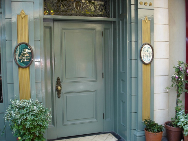 8. Quán Club 33, Disneyland, California:&nbsp;Đây là một câu lạc bộ tư nhân ẩn sâu trong khu vực quảng trường New Orleans của Disneyland.&nbsp;