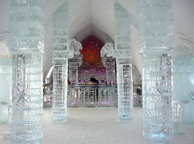 &nbsp;11. Quán Ice Bar, thành phố Quebec, Canada:&nbsp;Quán rượu điêu khắc từ băng này tan vào mỗi mùa hè và được xây dựng lại hoàn toàn vào mùa đông mỗi năm.&nbsp;