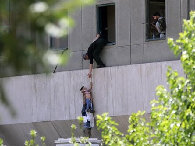 Xả súng, đánh bom tự sát rúng động trong quốc hội Iran