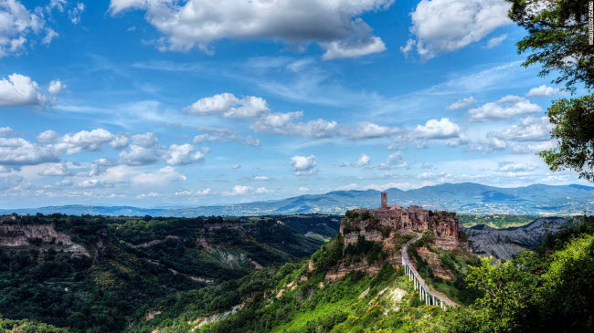 Civita di Bagnoregio, Viterbo: Thị trấn này được người Etrusca xây dựng cách đây 2.500 năm, trên cao nguyên đá nhìn xuống thung lũng sông Tiber. Thị trấn cổ đang đối mặt nguy hiểm từ tình trạng xói mòn.