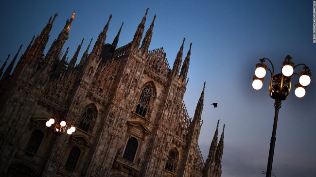 Duomo, Milan: Đây là nhà thờ theo cách kiến trúc Gô-tích được xây dựng trong thời gian gần 6 thế kỷ. Duomo là nhà thờ&nbsp;lớn nhất ở Italia &#40;trừ nhà thờ St. Peter&#39;s và Vatican&#41; và là nhà thờ Thiên chúa lớn thứ&nbsp;5 thế giới.