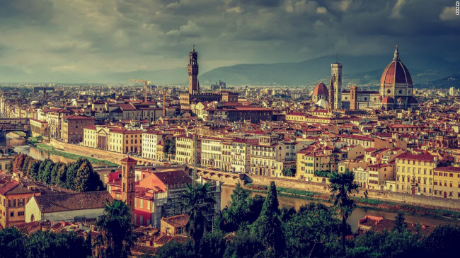 Florence: Thành phố quyến rũ này là thủ phủ&nbsp;của vùng Tuscany và được coi là nơi khai sinh của thời kỳ Phục hưng. Nhà thờ Duomo có niên đại từ thế kỷ thứ 13 là một trong những điểm du lịch hấp dẫn nhất thành phố cùng với cây cầu Ponte Vecchio và triển lãm tranh Uffizi.