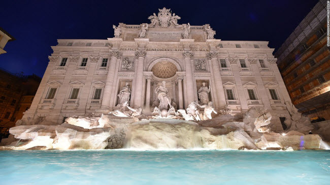 Đài phun nước Trevi, Rome: Công trình này được xây dựng xong vào năm 1762 tại đoạn giao cắt giữa 3 tuyến phố. Khoảng 3.000 euro bằng tiền xu được du khách thả xuống đài phun nước này để làm từ thiện.