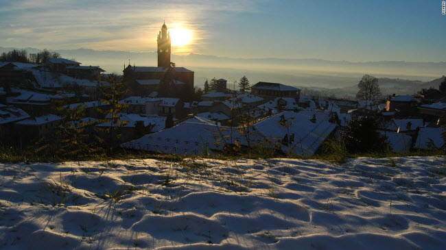 Langhe, Piedmont: Khu vực đồi ở vùng Piedmont nổi tiếng với rượu vang, pho&nbsp;mát và kẹo mềm. Nơi đây đã được tổ chức UNESCO công nhận là di sản thế giới vào năm 2014.